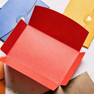 Tarjetas VIP Personalizadas con Logotipo para Regalos Empresariales, Sobres con Lazo Dorado, Marrón, Rojo, Negro, Rosa, Perla, con Cierre de Corazón en Dorado - Product Image 4