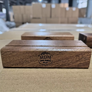 Support de table en acrylique et bois de noyer pour numéros de table et photos – Idéal pour les magasins, cafés, maisons, mariages, dîners et événements - Product Image 4