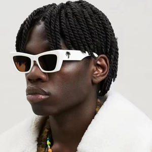 Lunettes de soleil œil de chat de style européen pour femmes, monture noire, verres PC, protection UV400, design tendance et branché avec branches larges - Product Image 5