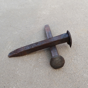 Clou mécanique fabriqué par des machines, soumis aux procédés tels que le forgeage, le <span class=keywords><strong>traitement</strong></span> thermique et le filetage. - Product Image 3