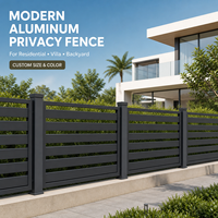 Clôture horizontale en aluminium de luxe, durable et résistante aux intempéries, pour la protection des limites de la piscine et du patio dans la cour.