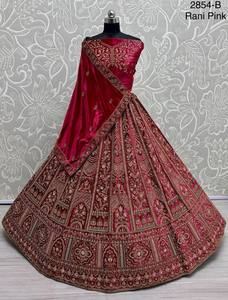 Lehenga Choli de terciopelo de primera calidad para mujer con bordados elaborados, ideal para bodas y fiestas, disponible para la venta. - Product Image 2