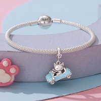 Pendentif Chat Mignon Plaqué Argent Conduisant une Voiture Bleue avec Incrustation de Zircon Étoile, Bijou Unisexe Cadeau