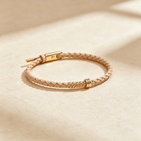 Bracelet en cuir tressé personnalisé avec fermoir doré pour un style bohème et décontracté au quotidien