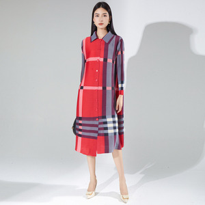 Vestido Miyake Midi para Mujer Madura, Tejido Ecológico, Plisado, Estampado Vintage a Rayas, Corte Regular, Talla Grande, Cierre de un Solo Botón - Product Image 1
