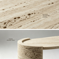 Table basse en marbre travertin beige de luxe. Meubles élégants en pierre naturelle courbée pour la décoration moderne du salon.