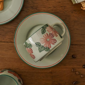 Juego de Taza y Platillo de Cerámica Rústica con Diseño Floral Vintage para el Té de la Tarde - Product Image 1