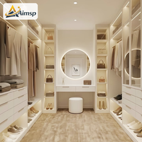 Armoire intégrée sur mesure OEM ODM avec éclairage LED doux, étagères de présentation, couleur blanc crème, pour appartement, dressing ou chambre