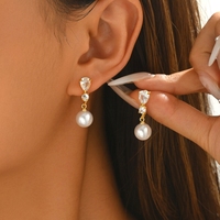 Accessoires: Geometrische, Nischen-Ohrringe mit Perlen und Zirkonia-Design, Modische und Vielseitige Ohrstecker.