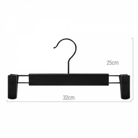 Perchas de madera cintre à pantalon en bois cintre noir LOGO personnalisé cintres en bois noir mat pour présentoir de vêtements