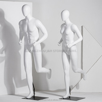 Mannequin de sport en cours d'exécution pour magasin de vêtements de sport blanc femme sport court mannequin homme modèle d'affichage de vêtements