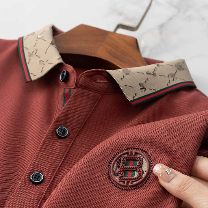 Camisa polo masculina de manga curta com lapela bordada em cores