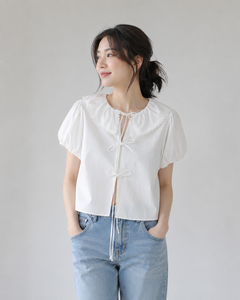 Elegante Blusa Blanca con Cuello Peter Pan, Mangas Abullonadas y Lazo Frontal para Moda Coreana - Product Image 1