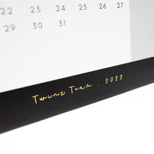 Calendario de escritorio Premium OEM/ODM con encuadernación en bobina de papel recubierto fundido y estampado de papel de aluminio Impresión de calendario personalizado como regalo de negocios - Product Image 3