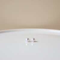 Clous d'oreilles minimalistes en argent 925 avec perles d'eau douce Edison naturelles blanches de 5-9 mm, éclat subtil aurora, sans défaut, dorés