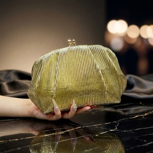 Bolsos de Noche de Moda 2026: Carteras Plisadas Tipo Clutch para Mujer, Bolsos de Hombro con Cadena, Bolsos de Mensajero Elegantes, Bolsos de Satén de Diseño Tipo Almohada - Product Image 1