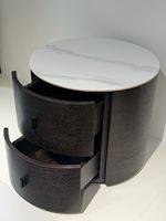 Table de chevet cylindrique moderne en noyer avec 2 tiroirs, plateau en bois durable et écologique fait main, poignées noires pour chambre et salle à manger