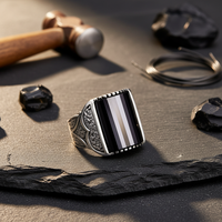 Bague de mariage et de fête classique pour homme en argent sterling 925, faite à la main, avec pierre d'onyx taillée en triangle et design ottoman