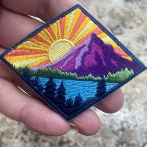 Parches Bordados con Diseño de Paisaje Hermoso, Fabricación al por Mayor, Parche Bordado Termoadhesivo Personalizado con Vista de Montaña, Amanecer y <span class=keywords><strong>Lago</strong></span> - Product Image 1