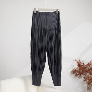 Pantalon large plissé élégant et décontracté pour femme, taille élastique texturée gris foncé, style coréen, 100 % polyester, par PY Fashion Design - Product Image 3