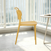 Chaise de terrasse en plastique PP empilable, colorée, bon marché, pour restaurant commercial, chaise de salle à manger en plastique
