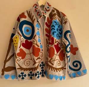 Chaqueta de terciopelo artesanal para mujer con bordado Suzani tradicional, abrigo floral para festivales, moda bohemia de boutique - Product Image 4