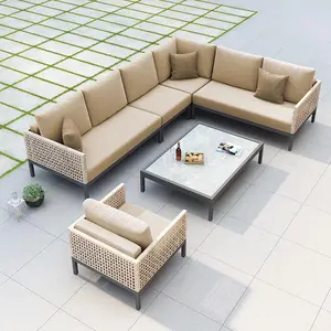 Cour et canapé d'extérieur en rotin, combinaison de meubles simples ou trois