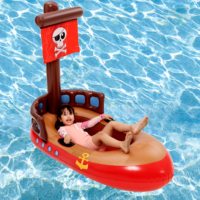 Bateau pirate gonflable pour enfants, flotteur de piscine, radeau pour enfants, flotteur aquatique à roulettes avec deux poignées pour le plaisir estival, fête à la piscine 56 X