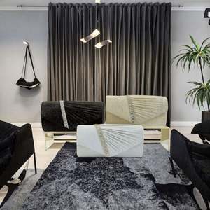 กระเป๋าคลัทช์งานเลี้ยงสุดหรู ทำจากเรซินสีขาว ประดับด้วยไข่มุกและคริสตัล  ลายเพ้นท์สไตล์ Love Brille de - Product Image 2