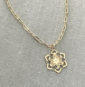 Collar de Acero Inoxidable Inspire Jewelry con Estrella de la Fortuna y Diamantes, Collar Tipo Paperclip que Simboliza la Unidad y la Protección Divina - Product Image 1