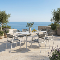 Table de salle à manger extérieure moderne avec plateau en verre trempé et structure en acier thermolaqué, idéale pour restaurant, villa, terrasse