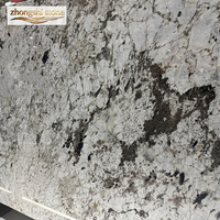 Dalles de granit de luxe bleu montagne enneigée, grand format, design minimaliste, haute densité, gris-blanc pâle, base blanche, pour cuisine