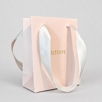 Sac cadeau rose pêche avec poignée en ruban de satin blanc et logo en feuille d'or, sac d'emballage boutique pour cadeaux artisanaux et de mariage