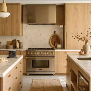 Meuble de cuisine moderne et chaleureux en chêne clair massif avec panneaux plats, quincaillerie en laiton et double îlot - Product Image 1