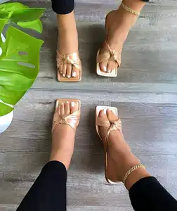 2021 유럽 및 미국 여성 플러스 사이즈 플랫 슬립 스퀘어 발가락 크로스 중공 간단한 비치 슬리퍼 체인 야외 샌들 신발