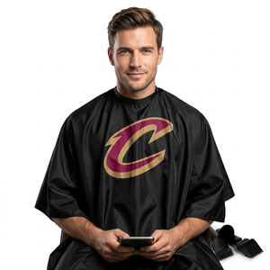 Capas de Barbero Profesionales al por Mayor - Capas PRO de los Cleveland Cavaliers con Logotipo Grande, Resistentes al Agua y Ecológicas, de Poliéster - Product Image 6