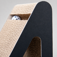Griffoir pour chat triangulaire creux avec jouet à bille, en carton ondulé, interactif, avec herbe à chat, 38 cm, noir naturel