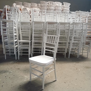 Chaises de réception de banquet en gros pour la location, chaises Chiavari blanches rembourrées pour mariage, chaise Chiavari en bois massif de haute qualité - Product Image 1