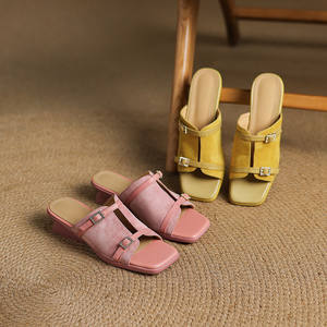 Sandalias de tacón medio con hebilla y puntera abierta, modernas y versátiles, de cuero genuino suave, sin talón, para mujer. - Product Image 5