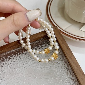 สร้อยข้อมือมุกเงินแท้ S925 ประดับจี้ดอกไม้สีทองสำหรับผู้หญิงใส่ได้ทุกวัน - Product Image 1