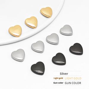 Tornillos Decorativos en Forma de Corazón con Acabado Brillante para Ropa, Bolsos, Cajas y Zapatos - Producto del Fabricante - Product Image 2