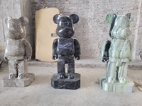 Vente chaude, taille personnalisée, décoration moderne pour la maison, ornements en marbre naturel, ours violent, statue d'ours en pierre amusante, statue d'ours en marbre BearBrick