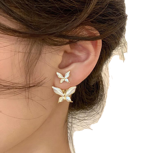 ต่างหูแฟชั่นผู้หญิงสไตล์เรโทรหรูหราประดับดอกไม้เคลือบโลหะรูปโคลเวอร์ ประดับเพชรชุบทองคำ ดีไซน์เฉพาะตัวจาก QX Wholesale - Product Image 3