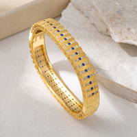 Bracelet jonc rectangulaire de luxe en laiton raffiné, doré, à texture côtelée verticale, pavé de zircone cubique bleu saphir, à charnière