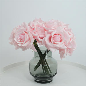 Vente en gros de roses hydratantes en latex Real Touch Bouquet de fleurs artificielles pour la décoration de Noël et de mariage à la maison - Product Image 5