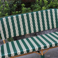 Chaise de salle à manger en rotin vert empilable pour l'extérieur, au design traditionnel, finition durable avec revêtement en poudre pour une utilisation en cour de villa