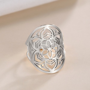 Anello Regolabile a Forma <span class=keywords><strong>di</strong></span> <span class=keywords><strong>Fiore</strong></span> <span class=keywords><strong>di</strong></span> <span class=keywords><strong>Loto</strong></span> per Donne, <span class=keywords><strong>Anelli</strong></span> Aperti in Acciaio Inossidabile, Gioielli Mandala Buddista, Novità - Product Image 3
