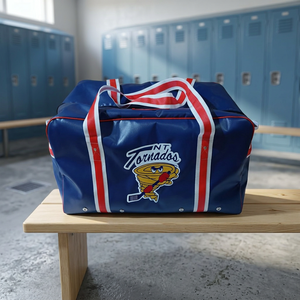 Bolsa de lona azul de PVC con correas rojas y blancas, cierre de cremallera para artículos deportivos - Product Image 1