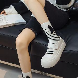 Chaussettes rayées de dessin animé pour femmes, mi-mollet, en coton, antidérapantes, style scolaire japonais, longues, blanches et noires - Product Image 4