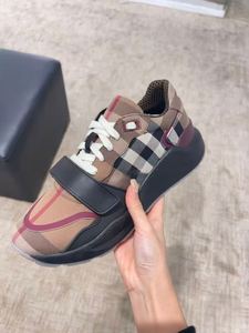 Sneakers plateforme de qualité supérieure avec un design luxueux et un style rayé. Parfait pour la marche et les activités de plein air. - Product Image 6